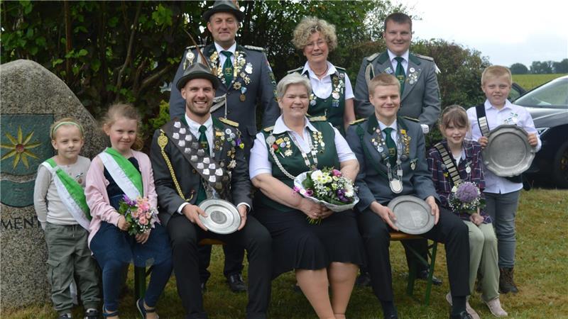 Das sind die neuen Würdenträger der Blumenthaler Schützen. Hinten von links: Adjutant der Herren Lars Wolle, Adjutantin der Damen Angela Borchers, Adjutant der Jungschützen Tim Süling. Vorne von links: Prinz Jonte Matteo von Holt, Prinzessin Mia Sophie Ḿügge, König Mirco Meyer, Königin Carola Wiebusch, Jungschützenkönig Magnus Schwerin, Kinderkönigin Emilie Peters und Kinderkönig Felix Butz.