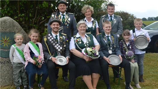 Das sind die neuen Würdenträger der Blumenthaler Schützen. Hinten von links: Adjutant der Herren Lars Wolle, Adjutantin der Damen Angela Borchers, Adjutant der Jungschützen Tim Süling. Vorne von links: Prinz Jonte Matteo von Holt, Prinzessin Mia Sophie Ḿügge, König Mirco Meyer, Königin Carola Wiebusch, Jungschützenkönig Magnus Schwerin, Kinderkönigin Emilie Peters und Kinderkönig Felix Butz.