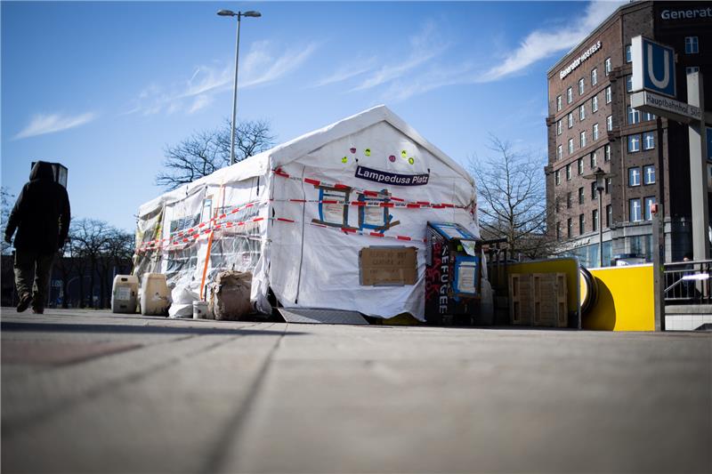 Das sogenannte Lampedusa-Zelt am Hauptbahnhof ist geschlossen. Das Bezirksamt Hamburg-Mitte hat das seit 2013 als Dauermahnwache für das Bleiberecht von Geflüchteten unweit des Hauptbahnhofs stehende Lampedusa-Zelt am 26.03.2020 wegen der Corona-Pandemie abbauen lassen. Foto: Christian Charisius/dpa