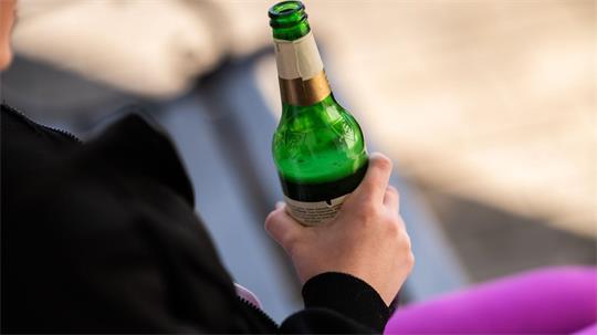 Das sogenannte begleitete Trinken für 14- und 15-Jährige soll es künftig nicht mehr geben. (Symbolbild)