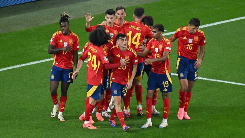 Spanien nach Gala im Achtelfinale – Italien enttäuscht Das spanische Team jubelt über das 1:0.