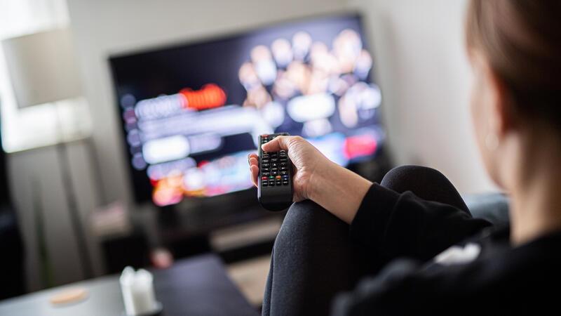 Kabel-TV: Wem während der EM der TV-Blackout droht Das sperrige Wort Nebenkostenprivileg mag für viele Mieter neu sein. Es betrifft jedoch viele. Zum 1. Juli ändert sich ein Gesetz, das in etlichen Haushalten einen TV-Blackout bedeuten könnte.