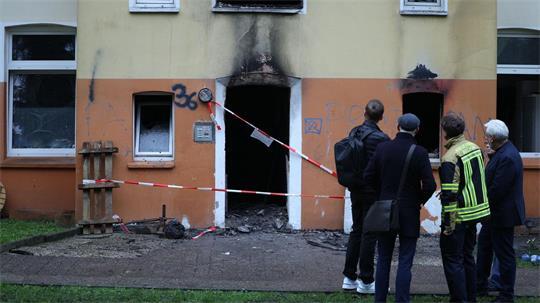 Das stark beschädigte Mehrfamilienhaus nach dem Feuer in Bochum