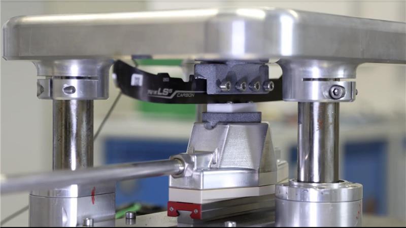 Tausende Liter Wasser und Kreppband: So entsteht in Harsefeld die Eisfläche Das synthetische Eis wird am Fraunhofer-Institut auf seine Gleitfähigkeit getestet.