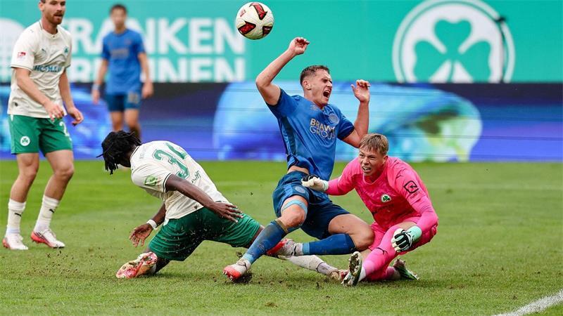 Das tat weh: Eintracht Braunschweig und Stürmer Jan Urbich bei der 0:2-Niederlage in Fürth.