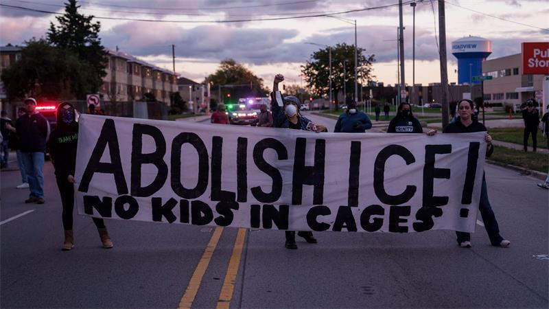 Das teils martialische Vorgehen von Beamten der Migrationsbehörde ICE hat in Trumps zweiter Amtszeit immer wieder zu Protest geführt. (Archivbild)