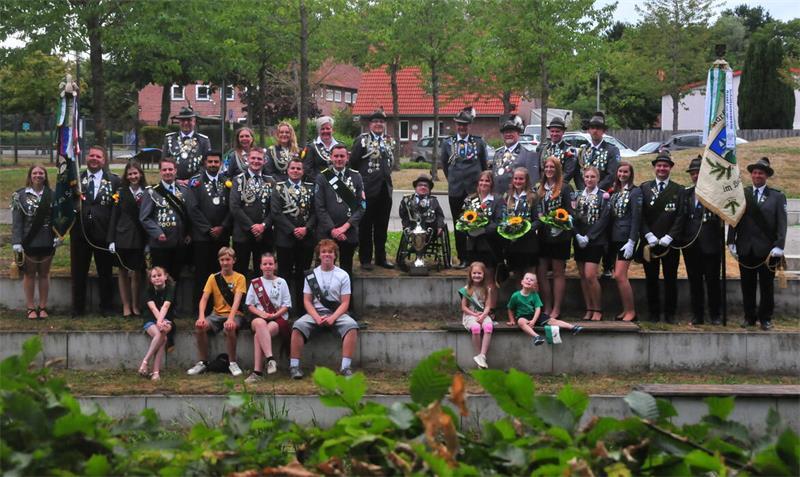 Max Prigge ist der neue Schützenkönig in Bützfleth Das traditionelle Gruppenfoto des vollen Königshauses mit dem neuen Schützenkönig Max Prigge in der Mitte.