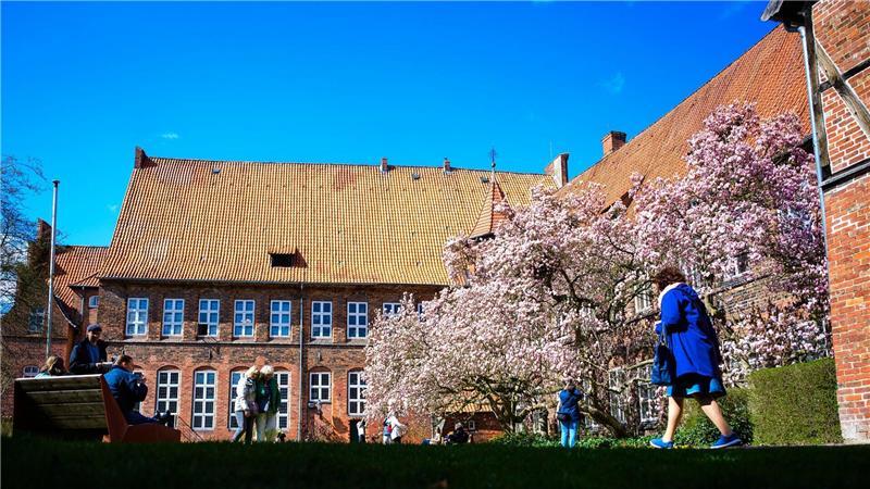 Das trockene Frühlingswetter soll am Sonntag laut Meteorologen durch Regen vorerst beendet werden. (Archivbild)