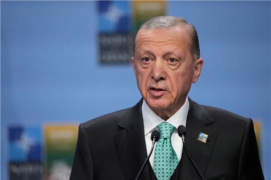 Das türkische Parlament um Präsident Erdogan könnte Anfang Oktober über den Nato-Beitritt Schwedens abstimmen. Foto: Pavel Golovkin/dpa