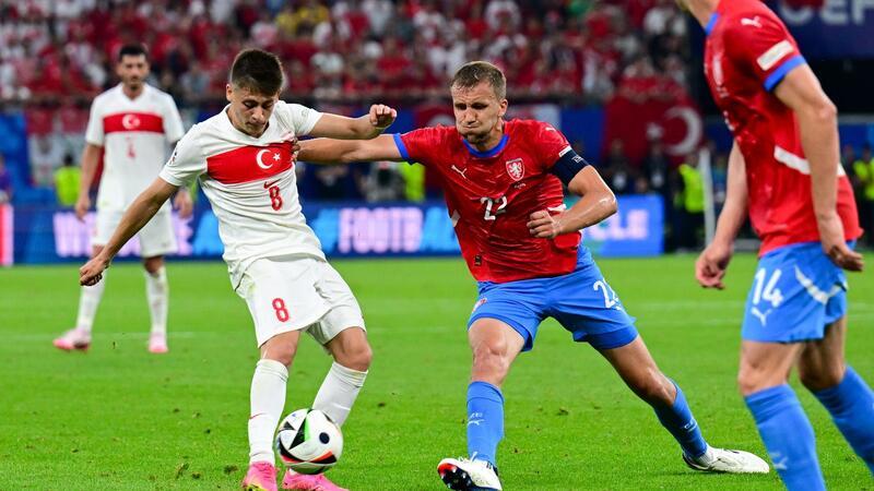 Das türkische Top-Talent Arda Güler (l) stand gegen Tschechien wieder in der Startelf.