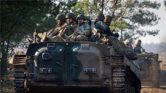 Das ukrainische Militär rechnet mit heftigen Gefechten im Osten und Süden des Landes.