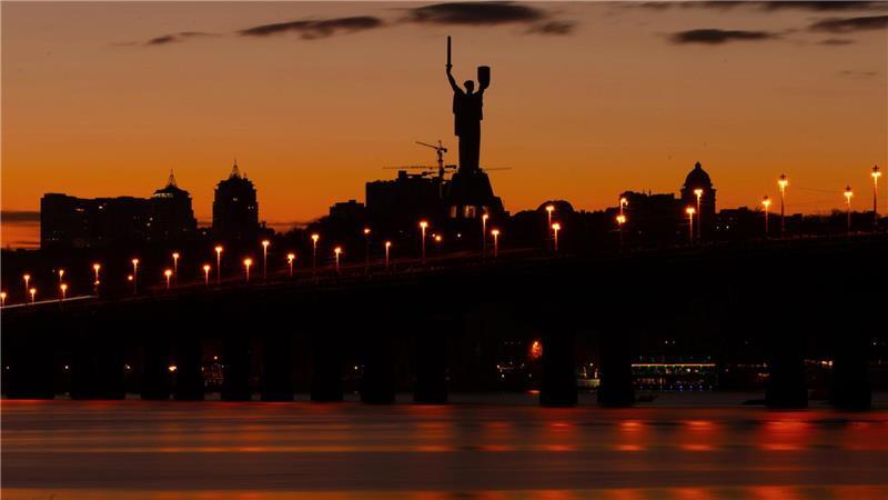 Bilder des Tages Das ukrainische Mutterland-Denkmal in Kiew ist bei Sonnenuntergang zu sehen.