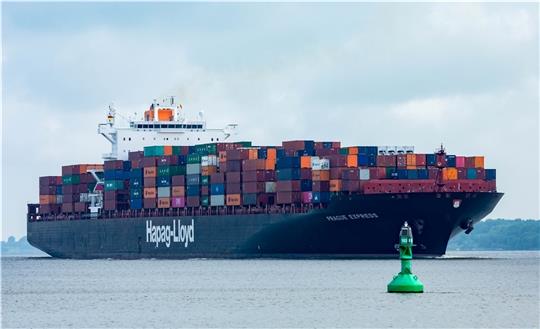 Das unter deutscher Flagge fahrende Containerschiff „Prague Express“ hat Kurs auf Hamburg genommen.