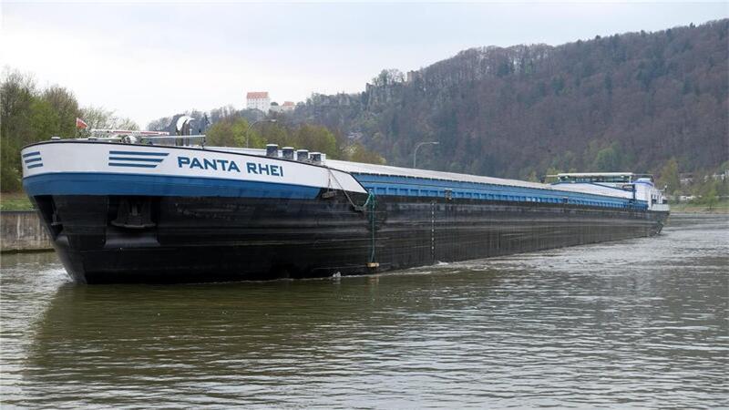 Brücken-Crash auf der Hunte: Das droht jetzt dem Schiffsführer Das unter niederländischer Flagge fahrende Frachtschiff „Rapida", das hier noch „Panta Rhei" heißt, hat die Kollision mit der Huntebrücke verursacht.