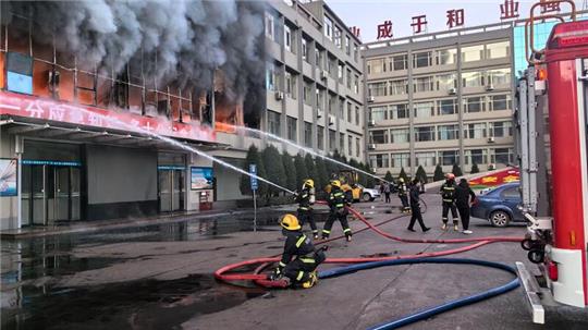 Das verheerende Feuer brach Medienberichten zufolge in den Morgenstunden im zweiten Stock eines fünfstöckigen Gebäudes in der Stadt Lüliang aus.