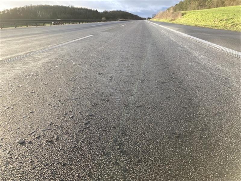 Paraffin auf Fahrbahn: So lange bleibt die A7 gesperrt Das vermutlich flüssige Kokosfett hat die A7 in eine rutschige Fahrbahn verwandelt. Foto: PI Göttingen