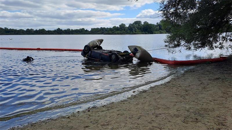 Angler entdeckt mehrere Jahrzehnte altes Autowrack im See Das versunkene Auto wird aus dem See in Oldenburg geborgen.