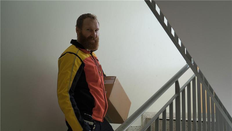 Zusteller im Weihnachtsstress: „Man ist fix und fertig“ Das viele Treppensteigen ist für Paketboten anstrengend.