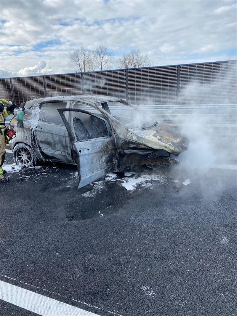 49-Jähriger kracht in Leitplanke – Auto auf A26 in Flammen Das völlig ausgebrannt Autowrack auf der A26. Foto: Feuerwehr Buxtehude