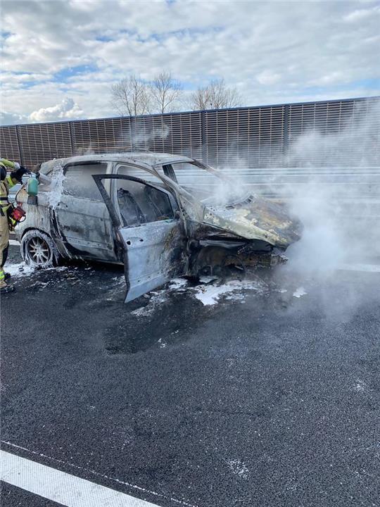 Das völlig ausgebrannt Autowrack auf der A26. Foto: Feuerwehr Buxtehude