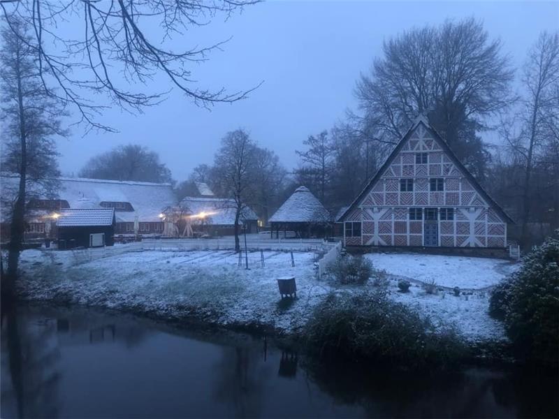 Das vom Schnee gepuderte Freilichtmuseum auf der Stader Insel hat Facebook-User Christoph So im Foto festgehalten.