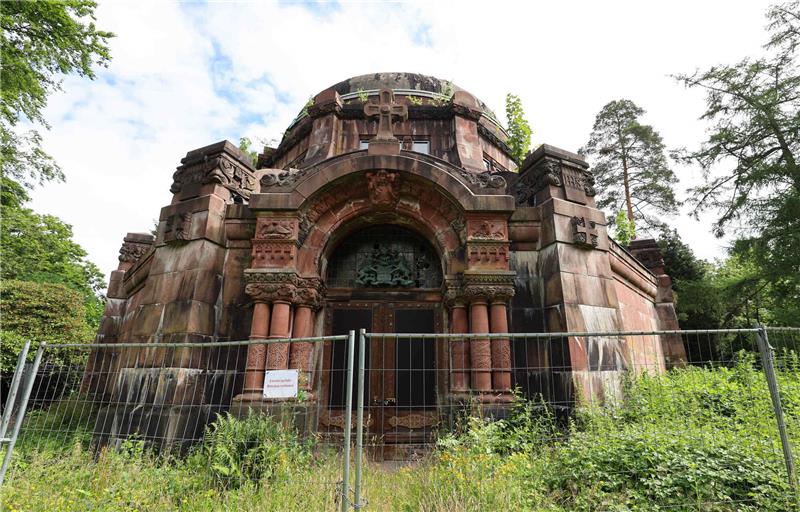 Das vom Verfall bedrohte Mausoleum des Baron von Schröder ist auf dem Ohlsdorfer Friedhof zu sehen. Foto: Christian Charisius/dpa