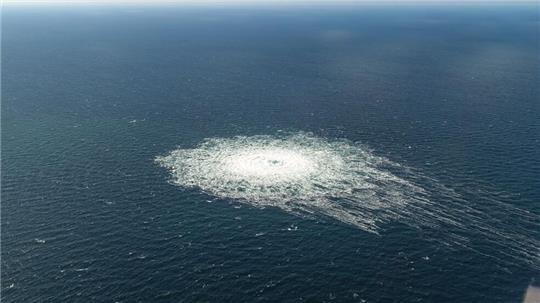 Das vom dänischen Verteidigungskommando zur Verfügung gestellte Foto zeigt das Nord-Stream-2-Gasleck in der Nähe von Bornholm.