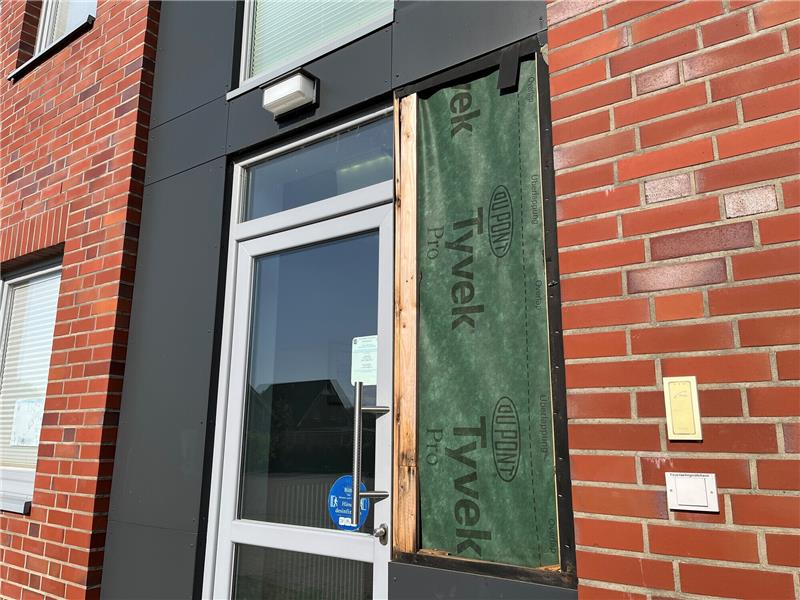 Motorradfahrer in Steinkirchen bei Schlägerei schwer verletzt Das von Rettungshubschrauber beschädigte Gerätehaus der Feuerwehr Steinkirchen. Foto: Vasel