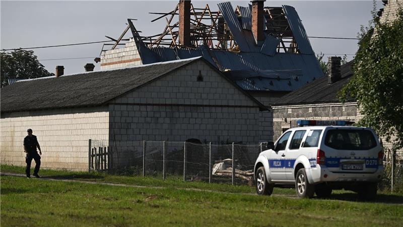 Drohnen-Abschuss über Polen: Warschau will Nato-Beratungen Das von Trümmern einer Drohne zerstörte Dach eines Wohngebäudes in Wyryki im Osten Polens.