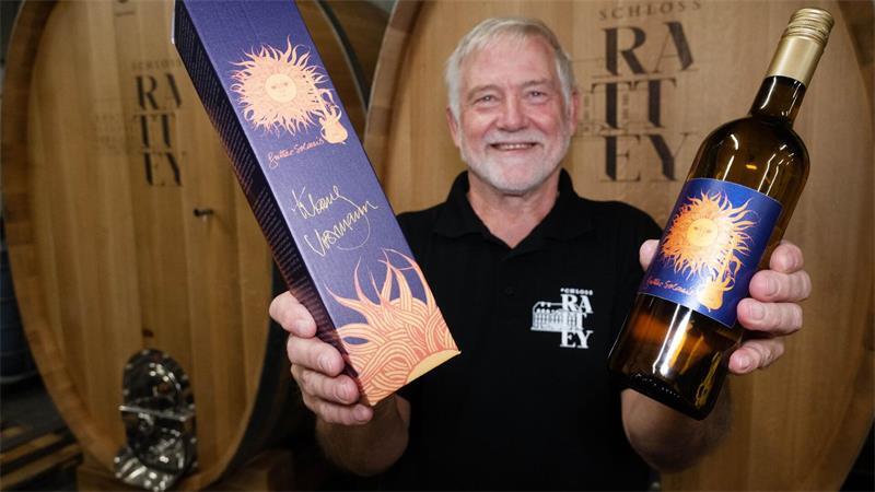 „Fünfter Beatle“ - Weingut Rattey im Klaus Voormann-Fieber Das von Voormann gestaltete Etikett ziert einen Wein vom Weingut Rattey.