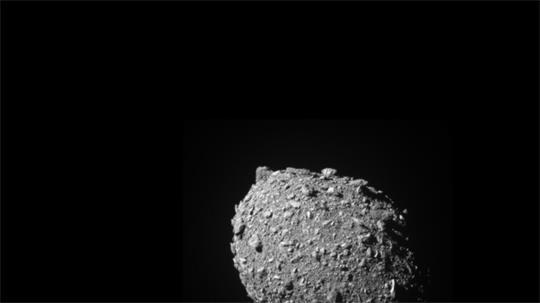 Das von der NASA zur Verfügung gestellte Foto zeigt den Asteroiden-Mond Dimorphos kurz vor dem Aufprall der Raumsonde „Dart“. (Handout)