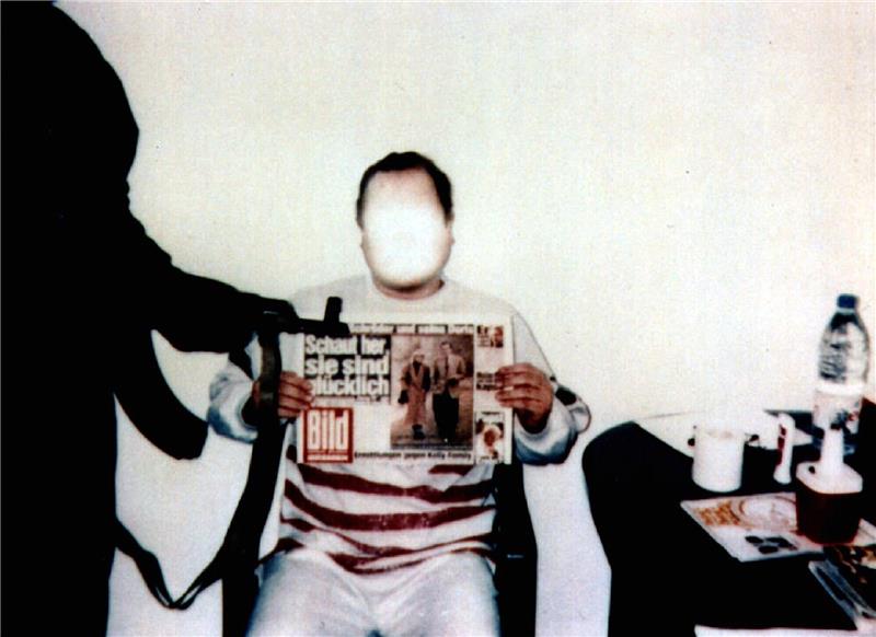 Das von der Polizei geblendete Polaroid-Foto zeigt Jan Philipp Reemtsma bei seinen Entführern mit einer Bild-Zeitung vom 26. März 1996. Das Foto wurde den Angehörigen als Lebensbeweis übermittelt. Foto: Polizei/dpa