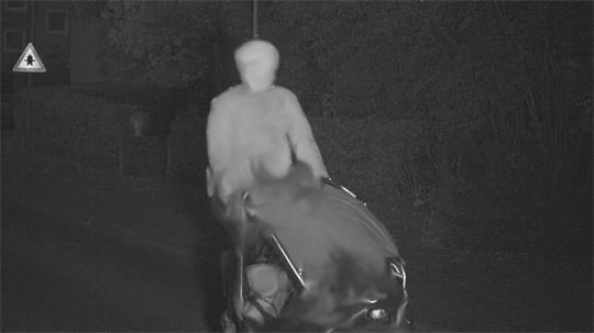 Das von der Stadt Schwäbisch Hall zur Verfügung gestellten Handout zeigt einen Lastenradfahrer mit Kind an Bord. Den Angaben nach ist er mit 44 Kilometern pro Stunde in einer Tempo-30-Zone geblitzt worden. 
