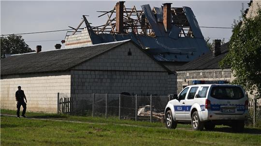 Das von einer Drohne zerstörte Dach eines Wohngebäudes in Wyryki, Ostpolen. In der Nacht wurde der polnische Luftraum wiederholt von russischen Drohnen verletzt.