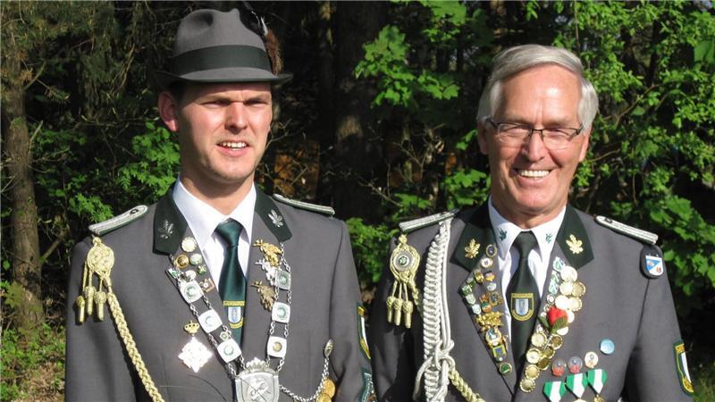 Das war 2012 - Timo Petereit hatte gerade den Königstitel erobert, Papa Manfred, auch sein 1. Ritter, freut sich.