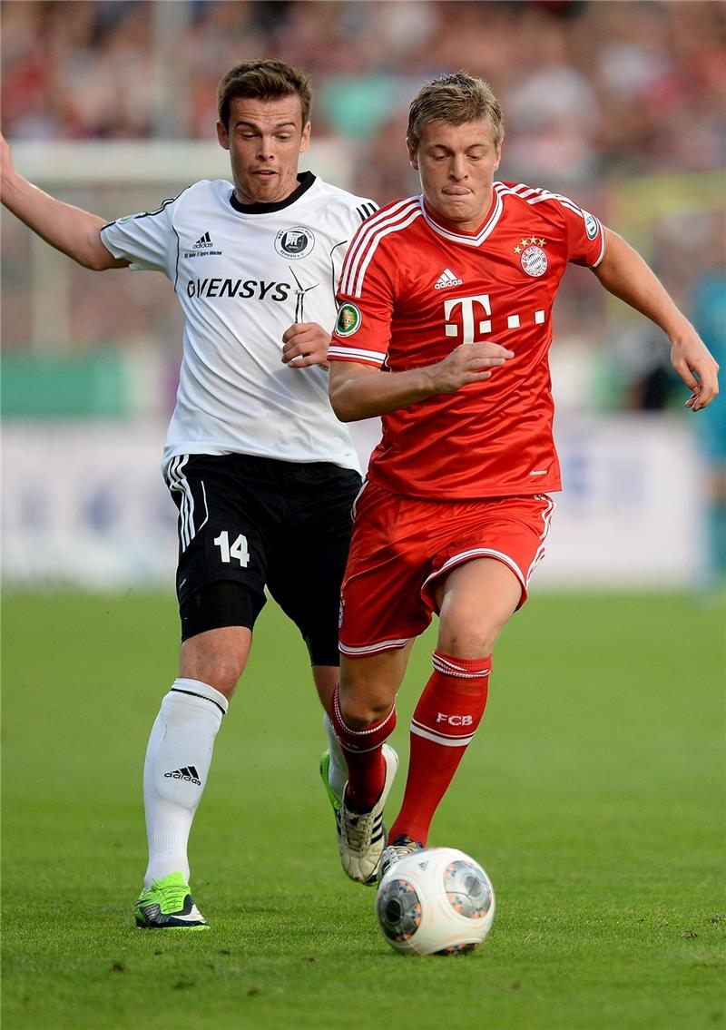 Das war 2013: D/A-Stürmer Alexander Neumann spielte mit dem BSV Schwarz-Weiss Rehden schon einmal gegen den FC Bayern München , hier im Duell mit Weltklassespieler Toni Kroos. Foto dpa