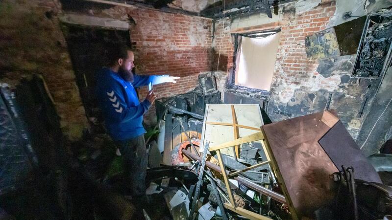 Das war mal eine Praxis für Physiotherapie: Felix Berthold geht durch die Räume, die von den Flammen komplett zerstört wurden.