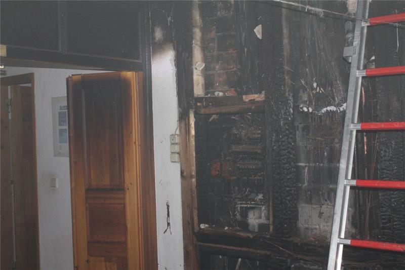 „Das war wirklich knapp“, sagen die Feuerwehrleute. Eine zerstörte Stromverteilung, verrauchte Wände und ein kleiner Wasserschaden sind das Ergebnis des Brandes im ABC Hüll an Weihnachten. Fotos: Feuerwehr