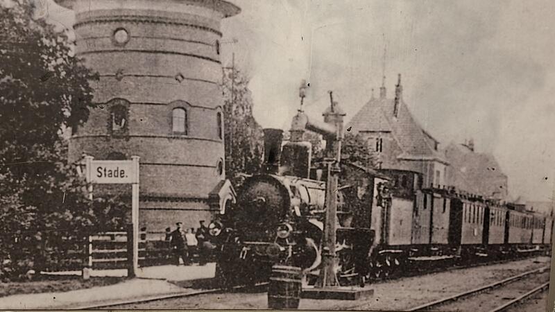 Claudia vom Bahnhof: Erinnerungen an eine Kindheit in Stade Das waren noch Zeiten: Eine Dampflok am Wasserturm des Stader Bahnhofs.