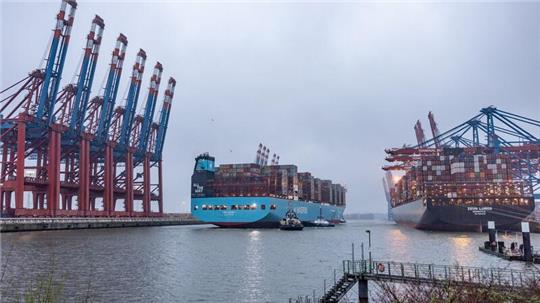 Das weltweit erste große Methanol-Containerschiff, die „Ane Maersk“, legt im Hamburger Hafen an.