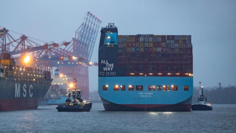 Das weltweit erste große Methanol-Containerschiff, die "Ane Maersk" der Reederer Maersk, legt am Eurogate-Containerterminal im Hamburger Hafen an.