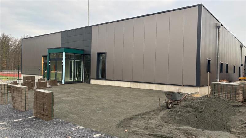 Das wird der Haupteingang zum neuen Gebäude des TuS. Davor entstehen Parkplätze für Autos und Räder.