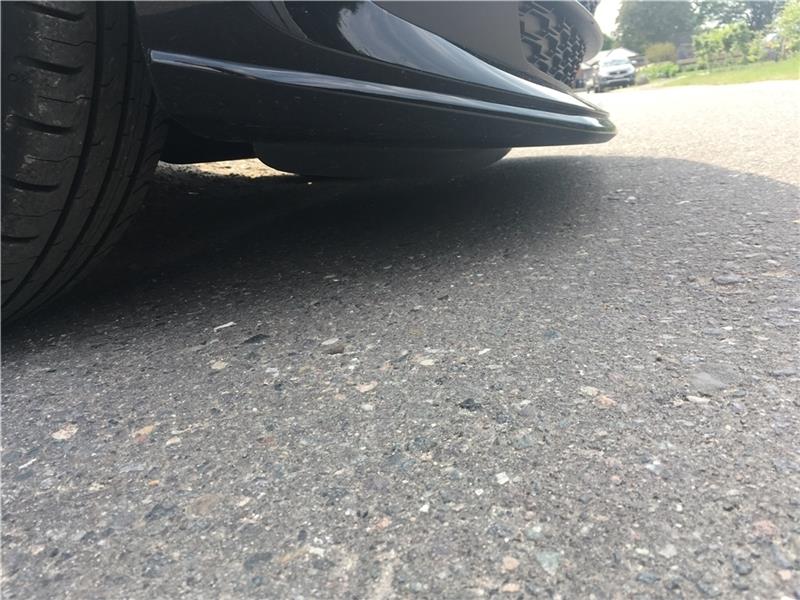 Bargstedt: Geteerte Baustraßen im Neubaugebiet werden zum Streitfall Das wird knapp: Der Höhenunterschied macht es schwierig, mit dem Auto von der Auffahrt auf die Straße zu fahren. Foto: Kakarott