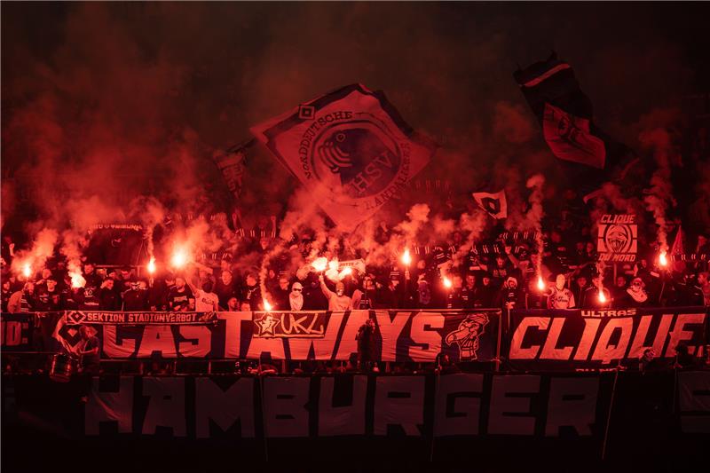 Das wird teuer: Die HSV-Fans zünden Pyrotechnik. 17.000 Anhänger waren mitgereist. Foto: dpa