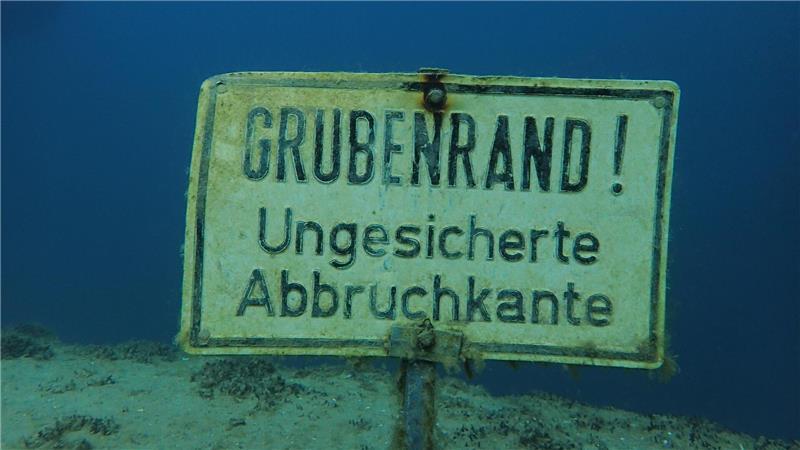 Das wirkt unter Wasser weniger absturzgefährdet, gefährlich kann das Abtauchen in kalte Wasserschichten aber werden.