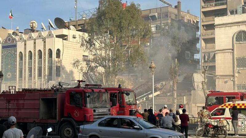 Irans Revolutionswächter: Tod von zwei Generälen in Syrien Das zerstörte Gebäude auf dem Gelände der iranischen Botschaft in Damaskus.