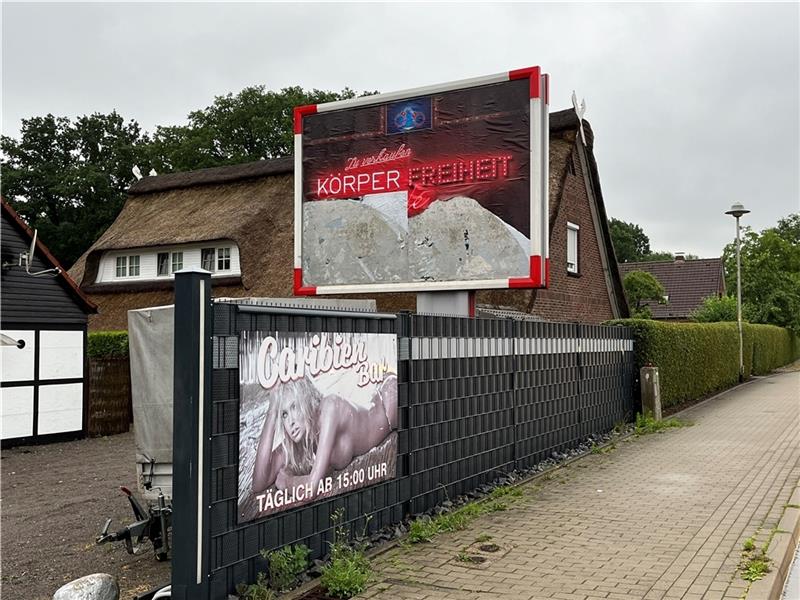 Das zerstörte Plakat der Gleichstellungsbeauftragten vor der „Caribien Bar“. Foto: Vasel