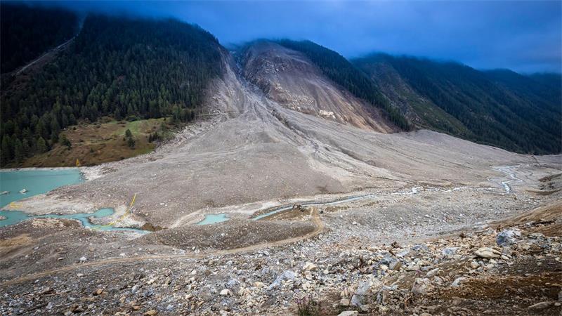Das zerstörte Schweizer Dorf Blatten und die Spur des Erdrutsches vom Mai 2025.