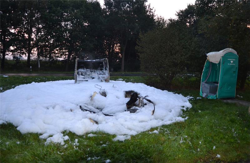Das zerstörte Wohnmobil - und die in Mitleidenschaft geratene Toilette. Foto: Polizei