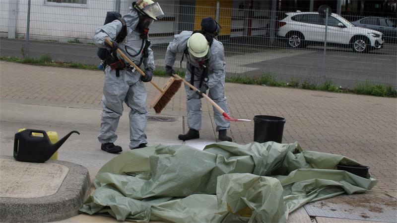 Das zunächst unbekannte Pulver wurde von Einsatzkräften in Behältern gesichert.